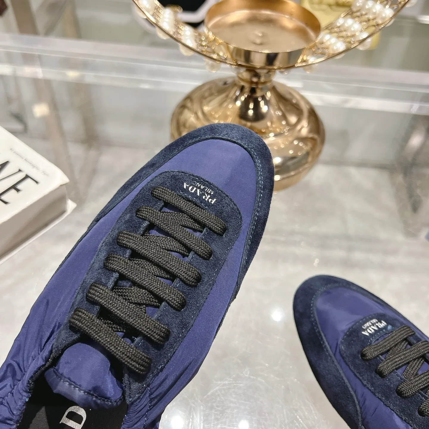 👟👟Ex-factory price 520👟👟Men's size +10 Couple style🎆Prada's new moral training shoes. The upper is suede with texture, and the inner sheepskin is wrapped. It is soft and waxy🎆The insole is thickened with lambskin. It is extremely comfortable to step on, has a sense of support, and feels well wrapped. The shoe shape is full of wrapping, light and easy to wear. A practical casual shoe that makes your legs appear taller! White is clean and refreshing, needed all year round, and can be easily worn with skirts and pants. Upper: imported suede/original molded fabric. Lining: sheepskin. Outsole: rubber outsole! Code number: 35-41 Color: burgundy blue brown green dark green yellow black red gray 9 colors available